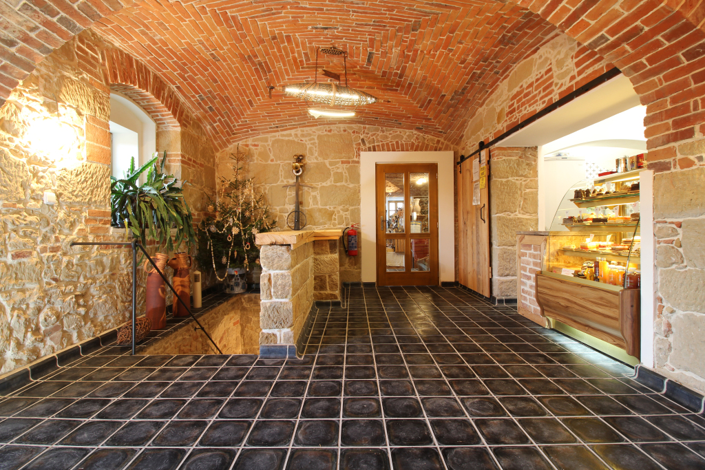 Čedičová dlažba v historické budově